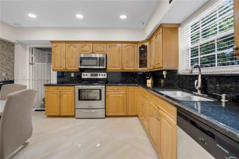 House in Dania Beach, Florida 4 bedrooms, 177.07 sq.m. № 1799327 - photo 4