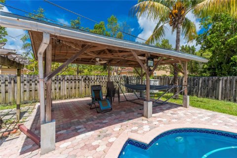 House in Dania Beach, Florida 4 bedrooms, 177.07 sq.m. № 1799327 - photo 30