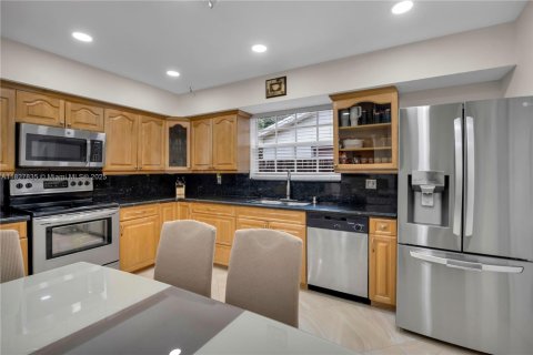 House in Dania Beach, Florida 4 bedrooms, 177.07 sq.m. № 1799327 - photo 3