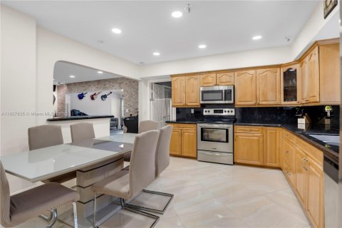 House in Dania Beach, Florida 4 bedrooms, 177.07 sq.m. № 1799327 - photo 7