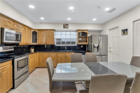 House in Dania Beach, Florida 4 bedrooms, 177.07 sq.m. № 1799327 - photo 5