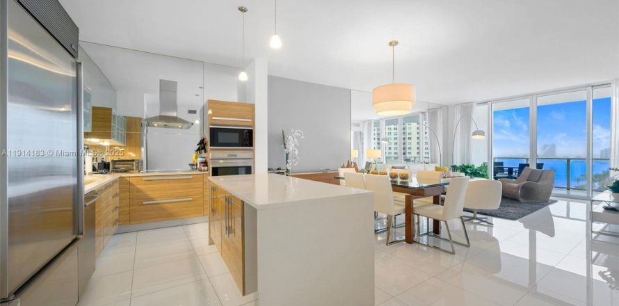 Кондоминиум с 3 спальнями в Майами, Флорида № 1969885