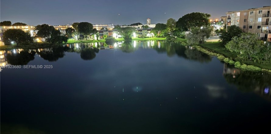 Condominio en Miami, Florida, 2 dormitorios  № 1982089