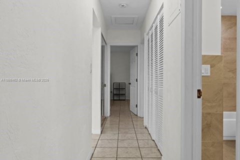 Casa en venta en Cutler Bay, Florida, 3 dormitorios, 188.96 m2 № 1951342 - foto 17