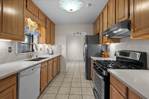 Casa en venta en Cutler Bay, Florida, 3 dormitorios, 188.96 m2 № 1951342 - foto 16