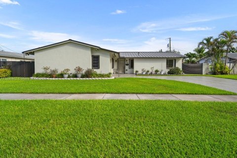 Casa en venta en Cutler Bay, Florida, 3 dormitorios, 188.96 m2 № 1951342 - foto 4