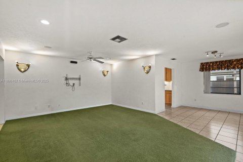 Casa en venta en Cutler Bay, Florida, 3 dormitorios, 188.96 m2 № 1951342 - foto 12