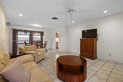 Casa en venta en Cutler Bay, Florida, 3 dormitorios, 188.96 m2 № 1951342 - foto 7