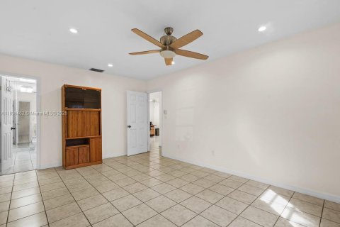 Casa en venta en Cutler Bay, Florida, 3 dormitorios, 188.96 m2 № 1951342 - foto 20