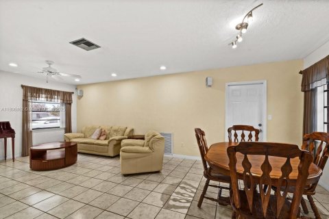 Casa en venta en Cutler Bay, Florida, 3 dormitorios, 188.96 m2 № 1951342 - foto 9