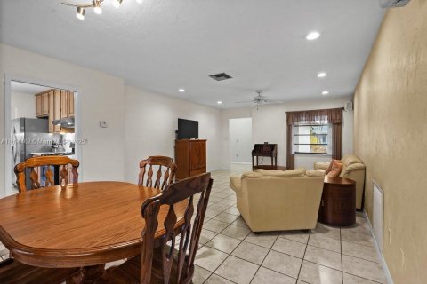 Casa en venta en Cutler Bay, Florida, 3 dormitorios, 188.96 m2 № 1951342 - foto 8