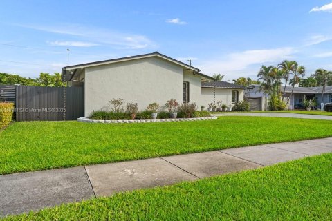 Casa en venta en Cutler Bay, Florida, 3 dormitorios, 188.96 m2 № 1951342 - foto 3