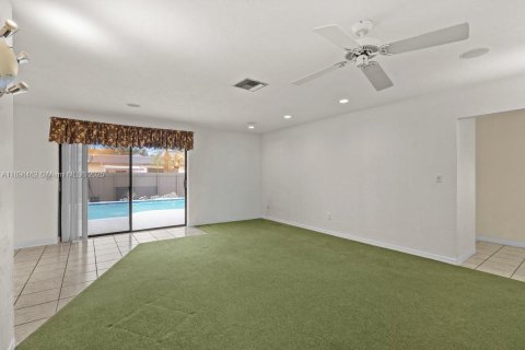 Casa en venta en Cutler Bay, Florida, 3 dormitorios, 188.96 m2 № 1951342 - foto 11