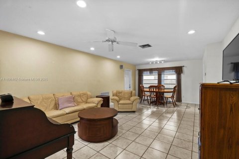 Casa en venta en Cutler Bay, Florida, 3 dormitorios, 188.96 m2 № 1951342 - foto 6