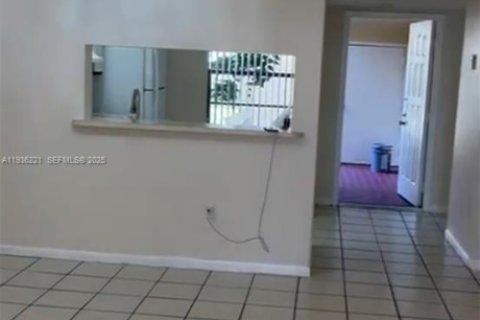 Copropriété à louer à Miami, Floride: 2 chambres, 85.56 m2 № 1994259 - photo 1