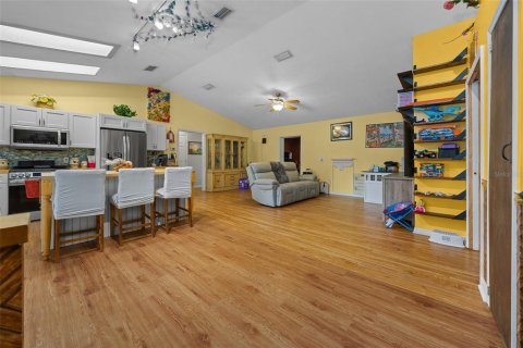 House in Bushnell, Florida 3 bedrooms, 174.93 sq.m. № 1658317 - photo 5