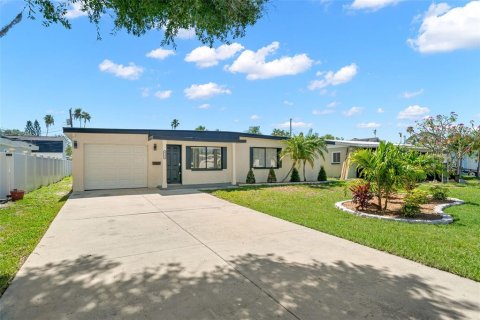 Villa ou maison à louer à Saint Petersburg, Floride: 4 chambres, 139.63 m2 № 1717059 - photo 2