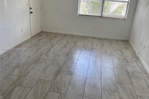 Снять в аренду виллу или дом в Майами, Флорида 2 спальни, 145.48м2, № 1955517 - фото 4