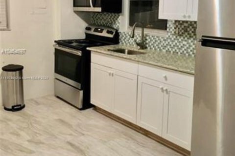 Снять в аренду виллу или дом в Майами, Флорида 2 спальни, 145.48м2, № 1955517 - фото 3