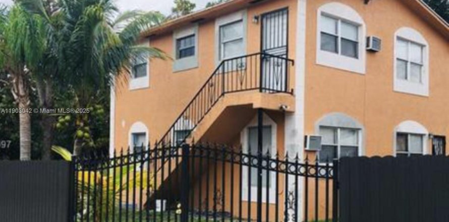 Дом в Майами, Флорида 2 спальни, 145.48м2 № 1955517