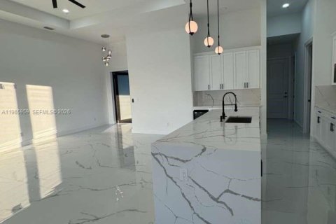 Casa en venta en Cape Coral, Florida, 4 dormitorios, 194.82 m2 № 2028341 - foto 6