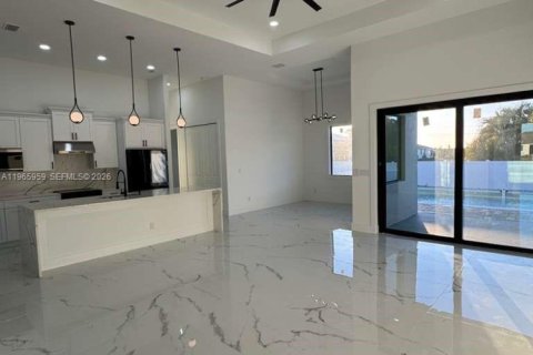 Casa en venta en Cape Coral, Florida, 4 dormitorios, 194.82 m2 № 2028341 - foto 12