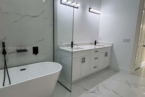 Casa en venta en Cape Coral, Florida, 4 dormitorios, 194.82 m2 № 2028341 - foto 3