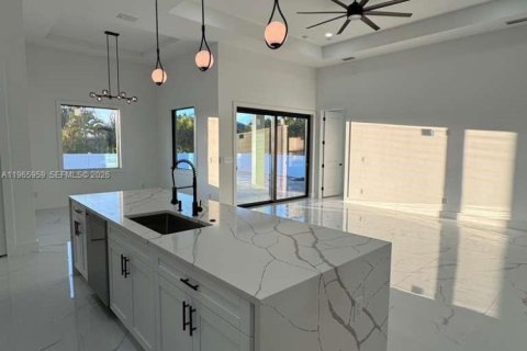 Casa en venta en Cape Coral, Florida, 4 dormitorios, 194.82 m2 № 2028341 - foto 11