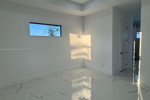 Casa en venta en Cape Coral, Florida, 4 dormitorios, 194.82 m2 № 2028341 - foto 5