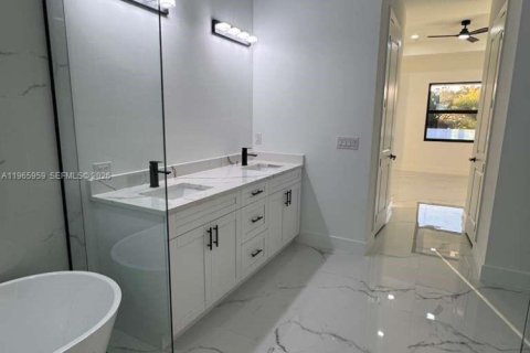 Casa en venta en Cape Coral, Florida, 4 dormitorios, 194.82 m2 № 2028341 - foto 13