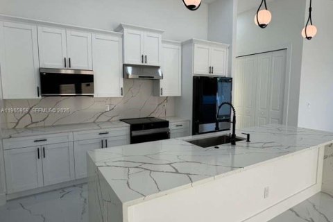 Casa en venta en Cape Coral, Florida, 4 dormitorios, 194.82 m2 № 2028341 - foto 2