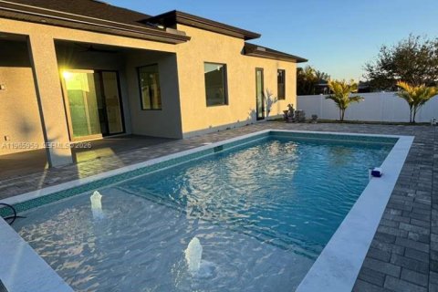 Villa ou maison à Cape Coral, Floride 4 chambres, 194.82 m2 № 2028341