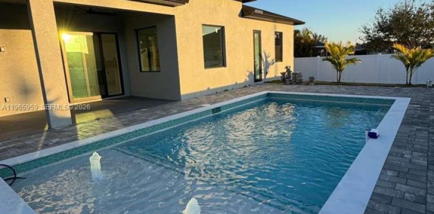 Casa en Cape Coral, Florida 4 dormitorios, 194.82 m2 № 2028341