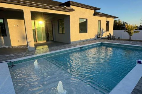 Casa en venta en Cape Coral, Florida, 4 dormitorios, 194.82 m2 № 2028341 - foto 16