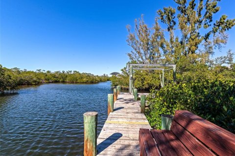 House in Englewood, Florida 3 bedrooms, 179.86 sq.m. № 2100716