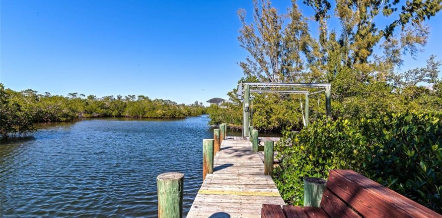 House in Englewood, Florida 3 bedrooms, 179.86 sq.m. № 2100716