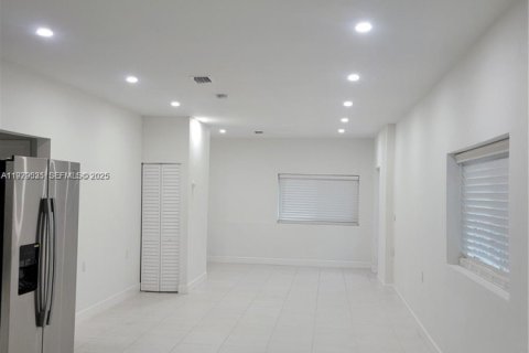 Casa en venta en Miami, Florida, 3 dormitorios, 162.21 m2 № 1992146 - foto 4