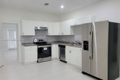 Casa en venta en Miami, Florida, 3 dormitorios, 162.21 m2 № 1992146 - foto 3