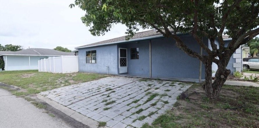 House in Hudson, Florida 2 bedrooms, 72.93 sq.m. № 1881325