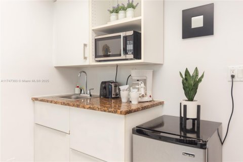 Condo in Miami Beach, Florida  № 1859858 - photo 14