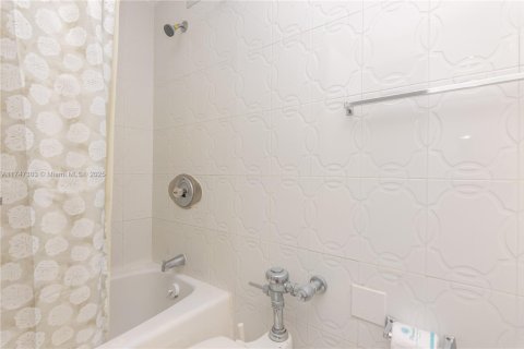 Condo in Miami Beach, Florida  № 1859858 - photo 18