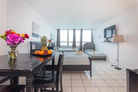 Condo in Miami Beach, Florida  № 1859858 - photo 1