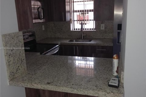 Touwnhouse à louer à Miami, Floride: 2 chambres, 76.46 m2 № 1966361 - photo 9