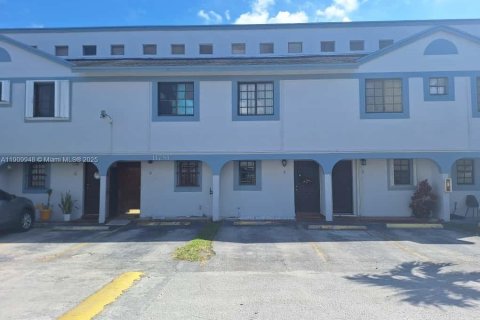 Touwnhouse à louer à Miami, Floride: 2 chambres, 76.46 m2 № 1966361 - photo 1