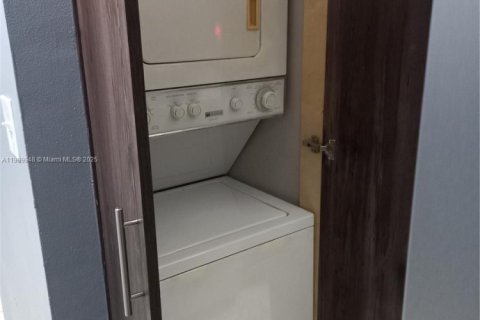 Touwnhouse à louer à Miami, Floride: 2 chambres, 76.46 m2 № 1966361 - photo 17