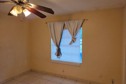 Villa ou maison à louer à North Lauderdale, Floride: 4 chambres, 155.15 m2 № 2432566 - photo 4