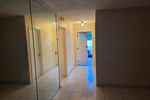 Villa ou maison à louer à North Lauderdale, Floride: 4 chambres, 155.15 m2 № 2432566 - photo 11