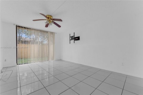 Copropriété à vendre à Miami Gardens, Floride: 2 chambres, 109.62 m2 № 2042100 - photo 23