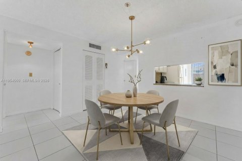 Copropriété à vendre à Miami Gardens, Floride: 2 chambres, 109.62 m2 № 2042100 - photo 2