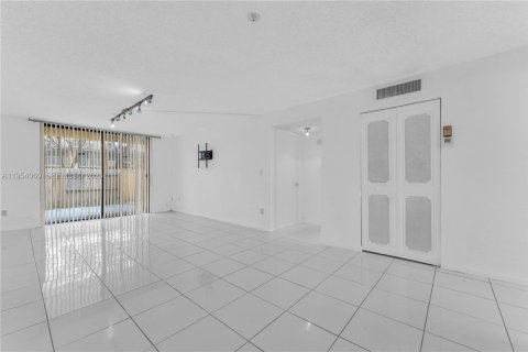 Copropriété à vendre à Miami Gardens, Floride: 2 chambres, 109.62 m2 № 2042100 - photo 10
